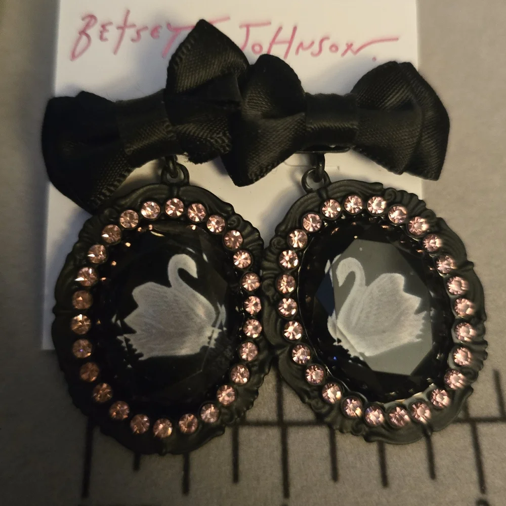 Betsey Johnson Black Bow Swan  Earrings! - Picture 11 of 12